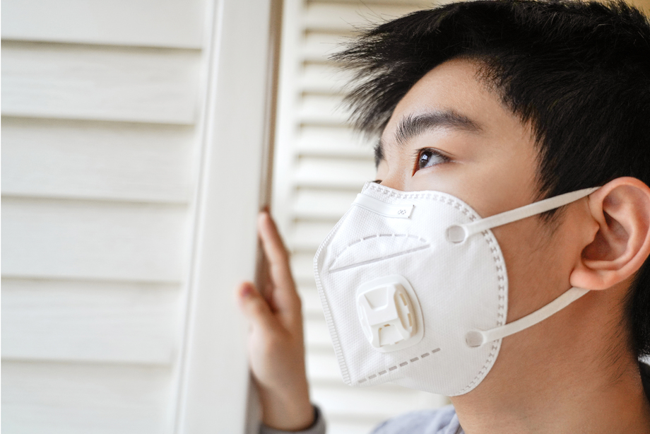 戴口罩的男孩肖像特写图片