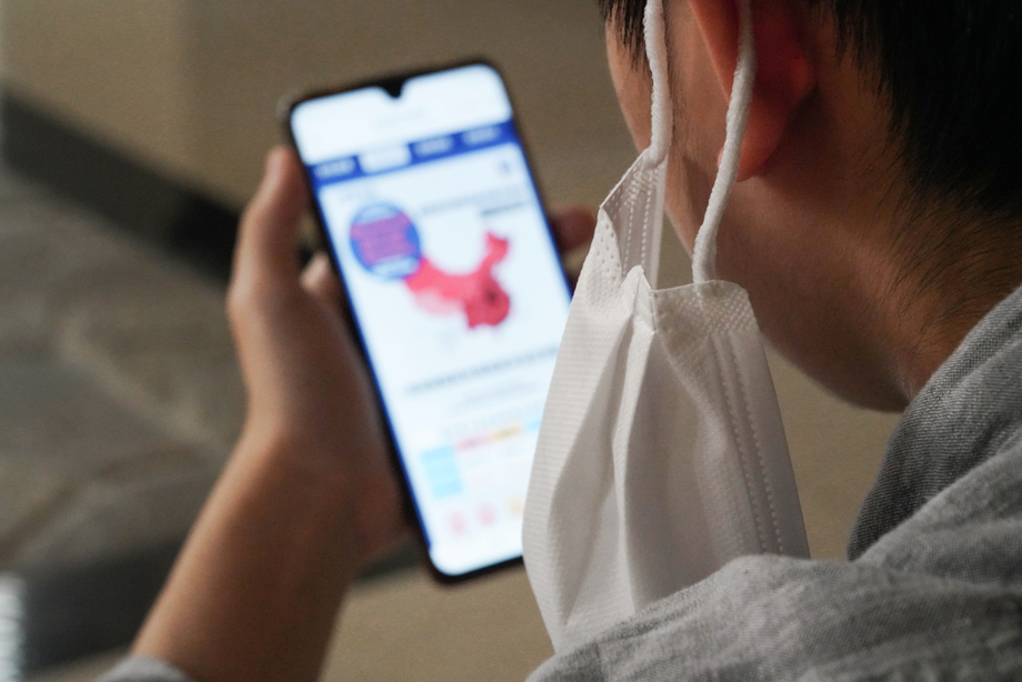 戴口罩的男孩看手机图片