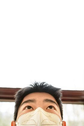 戴口罩的男孩肖像特写