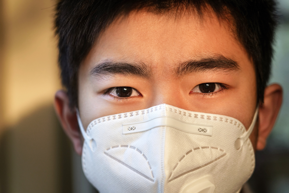 戴口罩的男孩肖像特写图片 戴口罩的男孩肖像特写图片