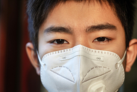 戴口罩的男孩肖像特写