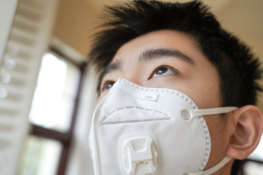 戴口罩的男孩肖像特写 戴口罩的男孩肖像特写