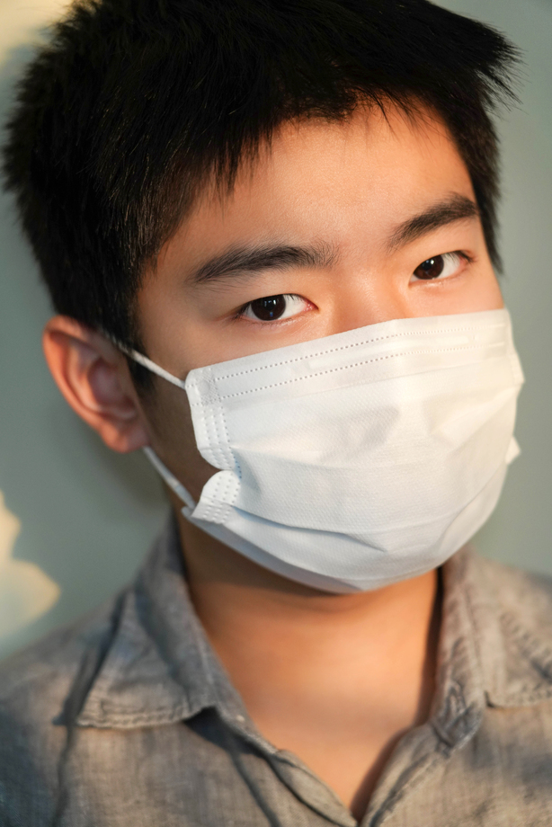 戴口罩的男孩图片 戴口罩的男孩图片