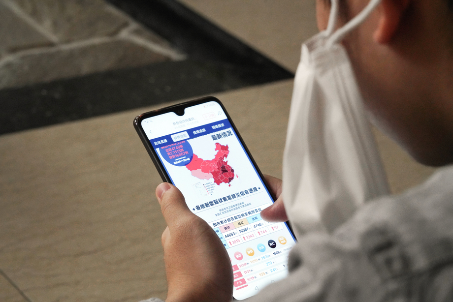 戴口罩的男孩看手机图片