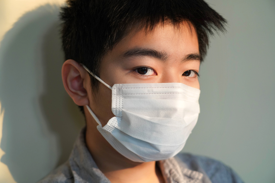 戴口罩的男孩肖像特写