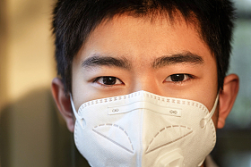 戴口罩的男孩肖像特写