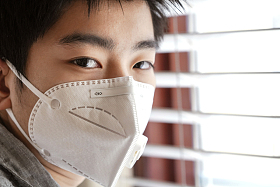 戴口罩的男孩肖像特写图片