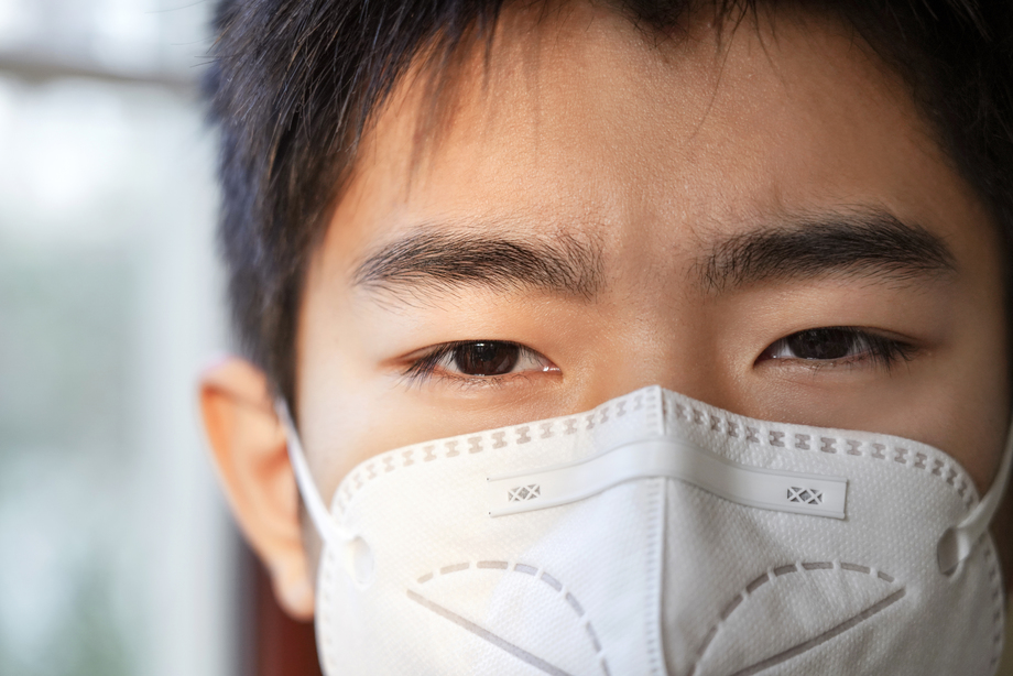 戴口罩的男孩肖像特写图片 戴口罩的男孩肖像特写图片