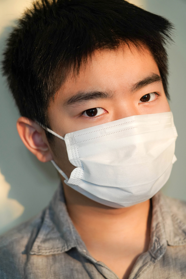 戴口罩的男孩 戴口罩的男孩