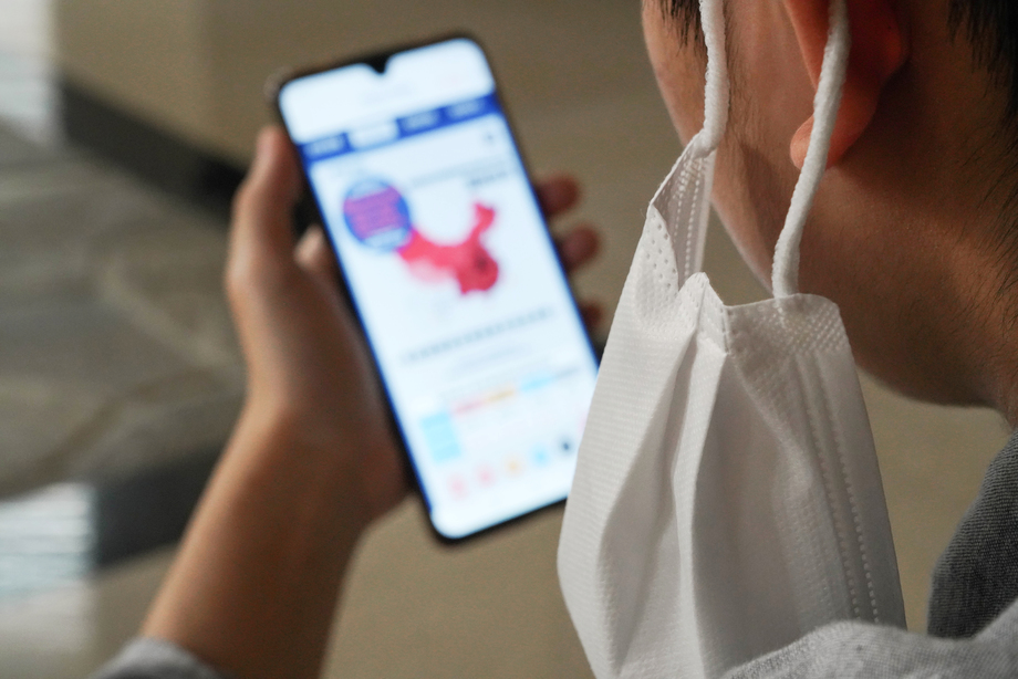 戴口罩的男孩看手机图片