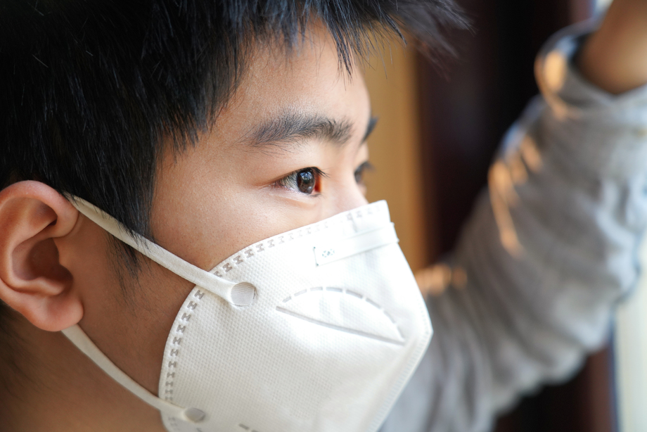 戴口罩的男孩肖像特写