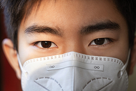 戴口罩的男孩肖像特写图片