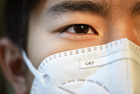 戴口罩的男孩肖像特写图片