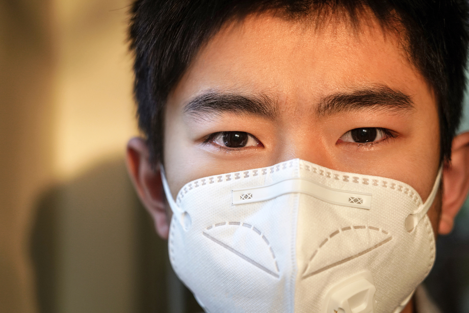 戴口罩的男孩肖像特写图片 戴口罩的男孩肖像特写图片