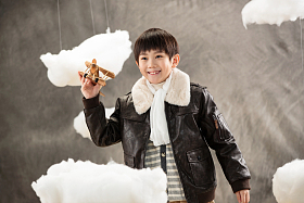 拿着玩具飞机的快乐男孩