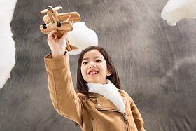 快乐女孩拿着飞机模型图片