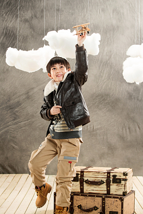 高举玩具飞机的快乐男孩