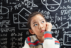 黑板前小学女生在思考照片