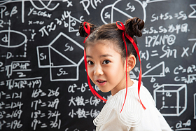 哪吒造型的小女孩站在黑板前