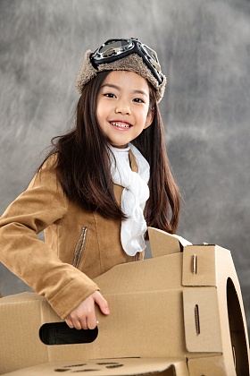 驾驶纸飞机的快乐儿童