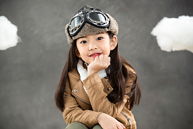 用手托下巴的快乐小飞行员图片