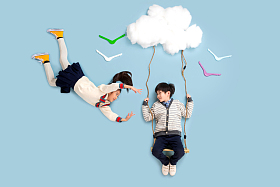 快乐儿童在云彩上荡秋千