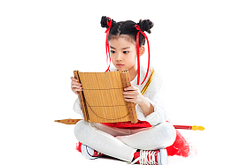 哪吒造型的东方儿童坐着看竹