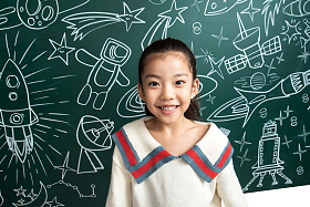 小女孩站在黑板前图片