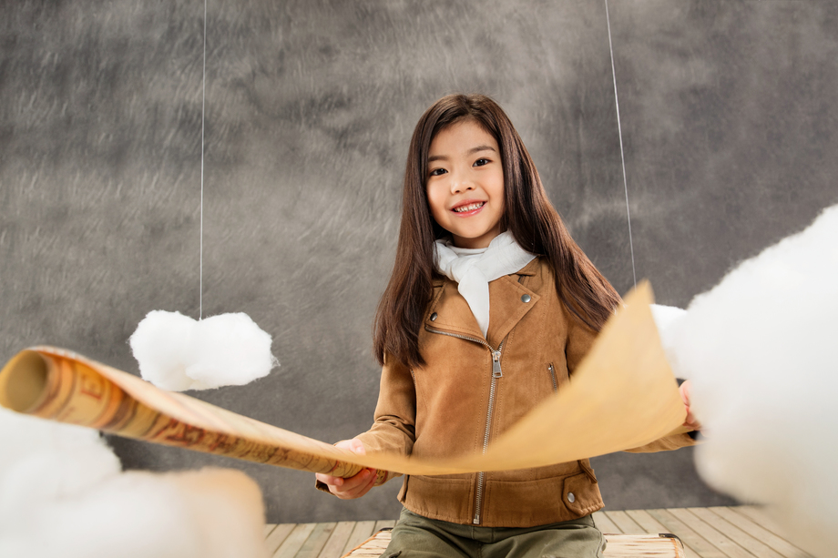 快乐女孩拿着世界地图 快乐女孩拿着世界地图