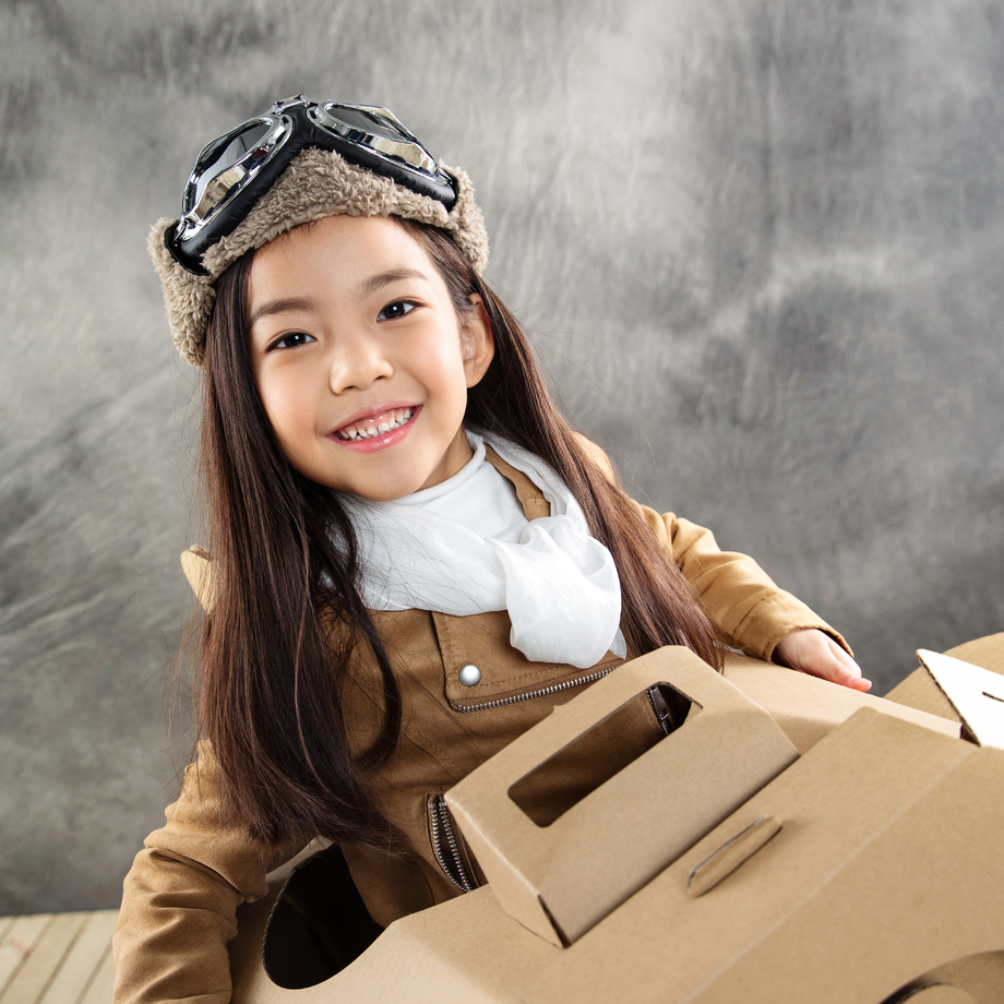 小小飞行员驾驶纸飞机图片 小小飞行员驾驶纸飞机图片