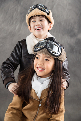 两个快乐的小飞行员一起玩耍