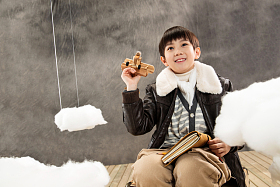 拿着玩具飞机的快乐男孩照片