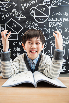 小男孩快乐学习图片