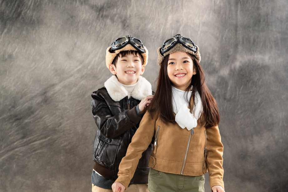 两个快乐的小飞行员一起玩耍