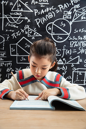 小学生认真的写作业图片