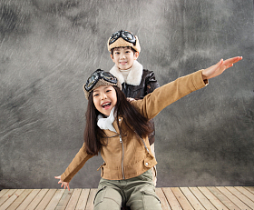 快乐的小飞行员一起玩耍