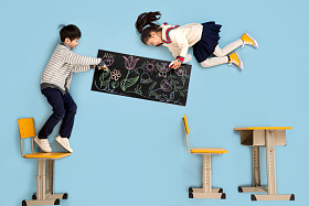 快乐儿童想象修剪花卉植物