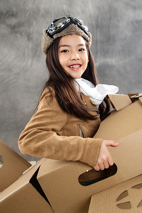 驾驶纸飞机的快乐儿童