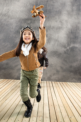 小小飞行员奔跑玩耍图片