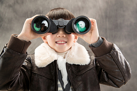 拿着望远镜看的快乐男孩