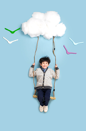 快乐男孩在云彩上荡秋千