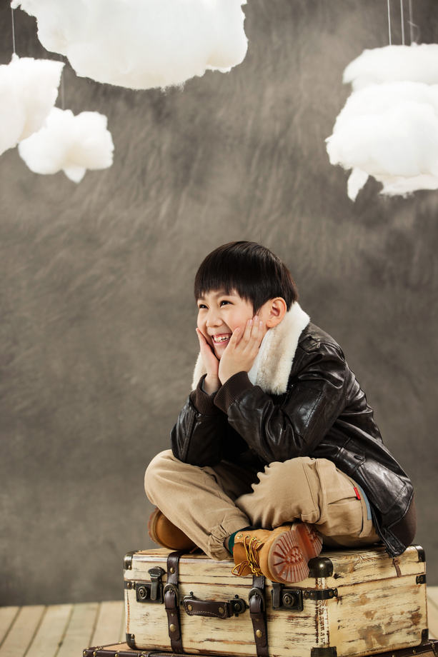 快乐男孩坐在行李箱上图片 快乐男孩坐在行李箱上图片