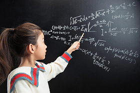 小女孩指着黑板上的数学题