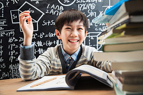 小男孩快乐学习