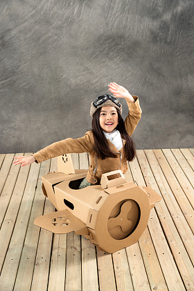 驾驶纸飞机的快乐儿童