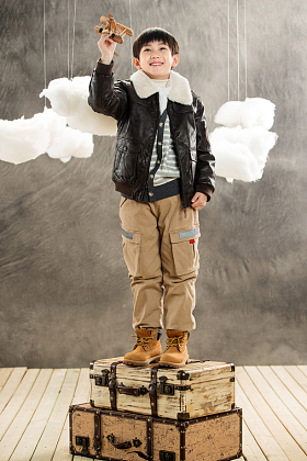 快乐男孩拿着飞机模型照片