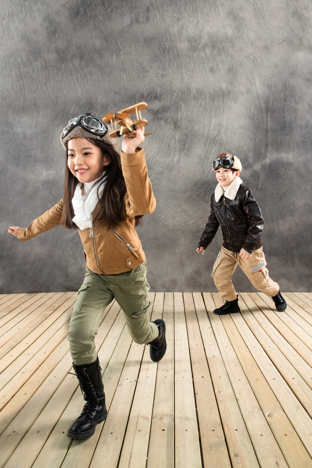 小小飞行员奔跑玩耍 小小飞行员奔跑玩耍