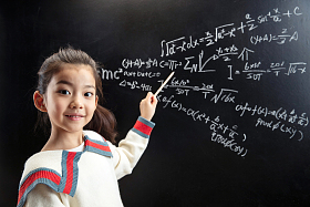 小女孩指着黑板上的数学题