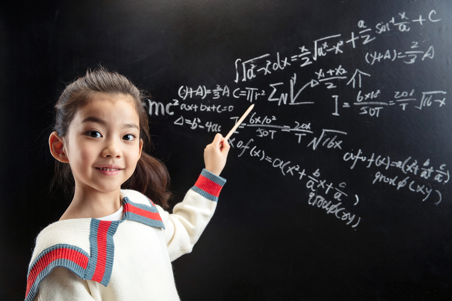 小女孩指着黑板上的数学题