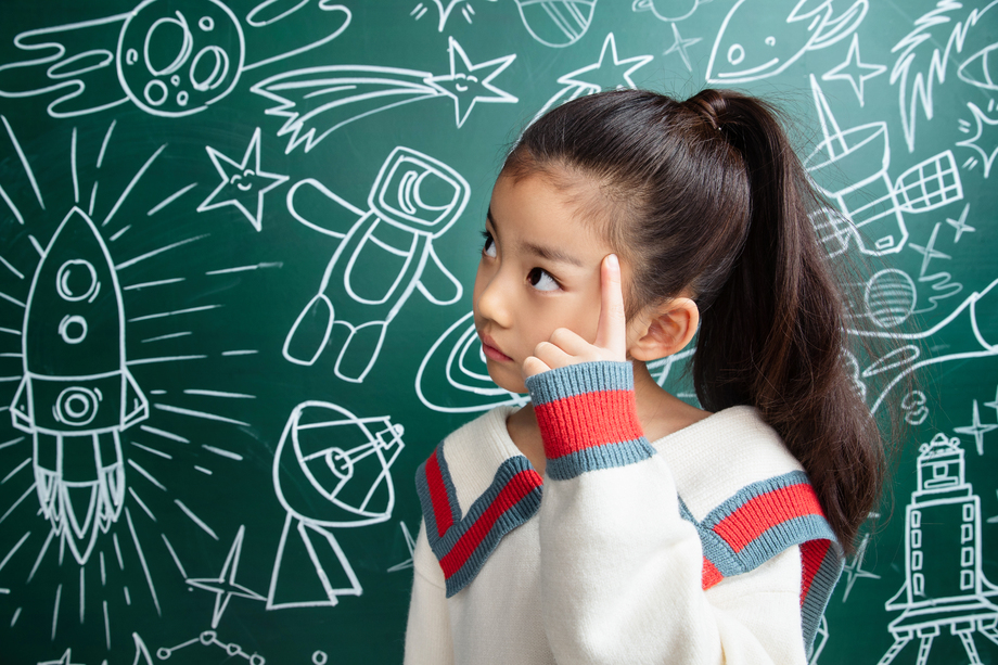 小女孩站在黑板前思考 小女孩站在黑板前思考